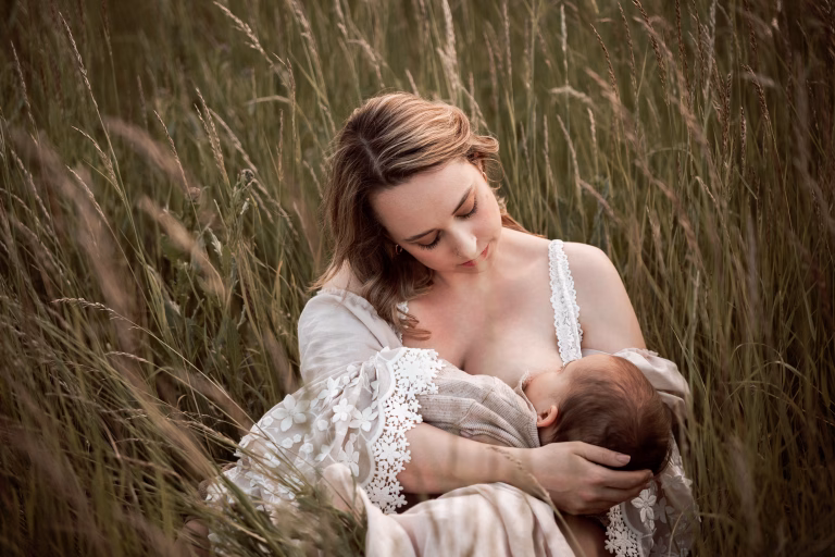 Ein inniger Moment mit einem Baby im hohen Gras