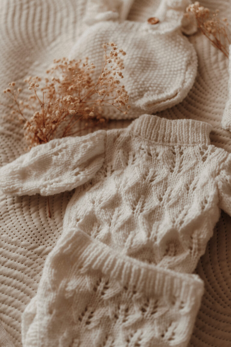Helle gestrickte Newborn-Outfits aus dem Studiofundus
