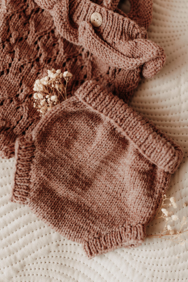Newborn-Outfit aus Strick in warmem Rosé