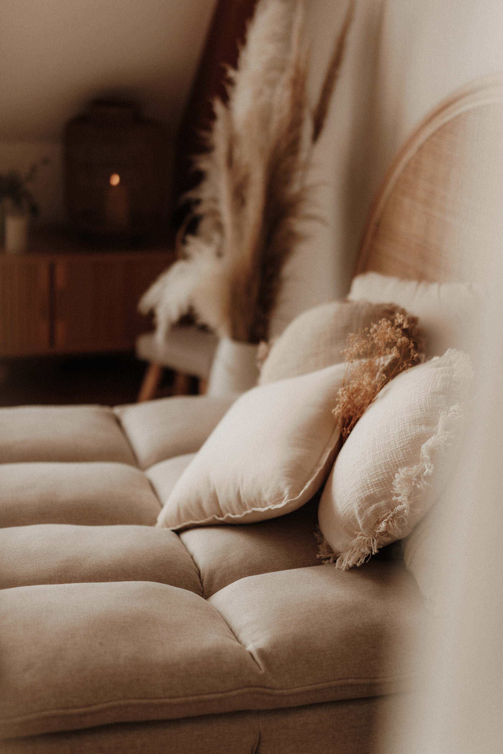 Couch mit hellen Kissen und weichen Textilien im Studio